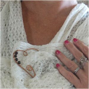 Broche Bijou en Forme Coeur – Perles Grenat