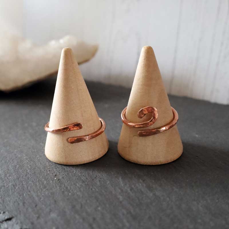 Bague femme en cuir souple noir et pastille dorée martelée - Les Bijoux